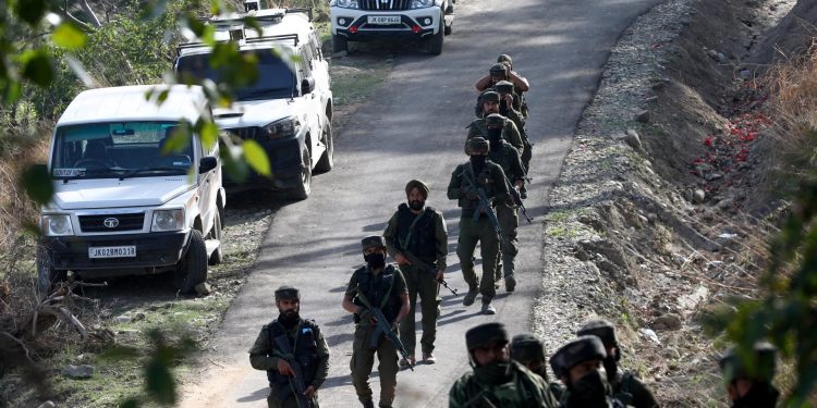 কাশ্মিরে বিদ্রোহীদের সঙ্গে তুমুল সংঘর্ষে ভারতীয় সেনা সদস্য নিহত