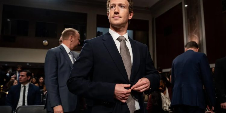 কাঠগড়ায় জাকারবার্গ, বিক্রি করতে হতে পারে ইনস্টাগ্রাম ও হোয়াটসঅ্যাপ