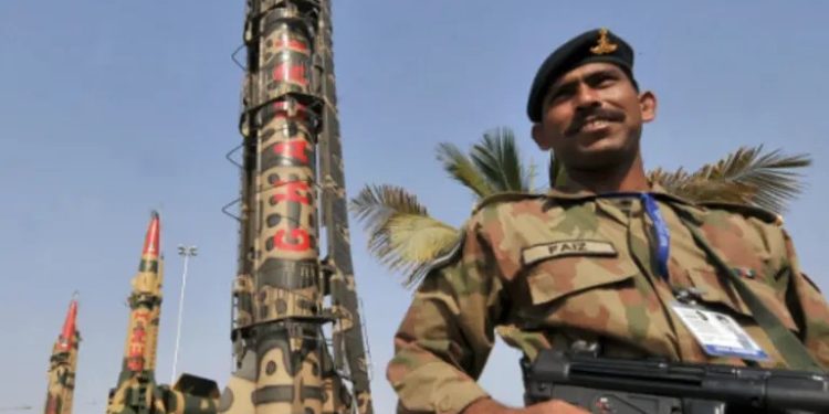 ভারত হামলা করলে পারমাণবিক অস্ত্র ব্যবহার করবে পাকিস্তান