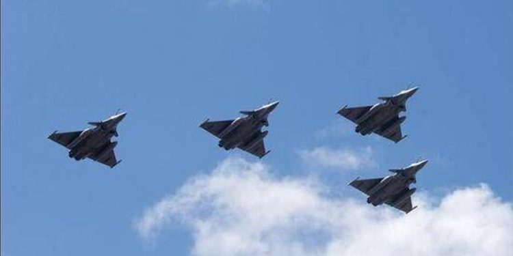 পাকিস্তানের ধাওয়া খেয়ে পালাল ভারতের যুদ্ধবিমান