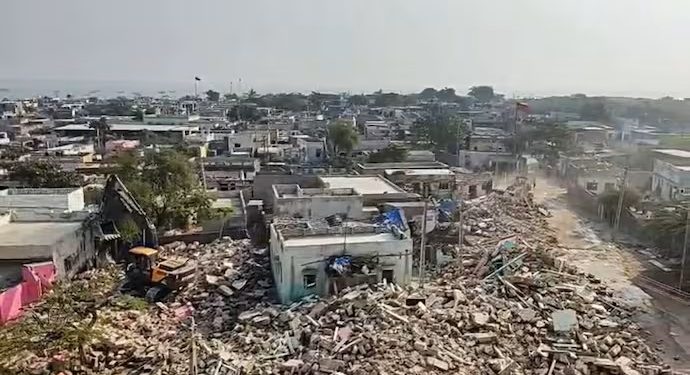গুজরাটে ‘কথিত’ বাংলাদেশিদের এলাকায় ঘর ভাঙা শুরু
