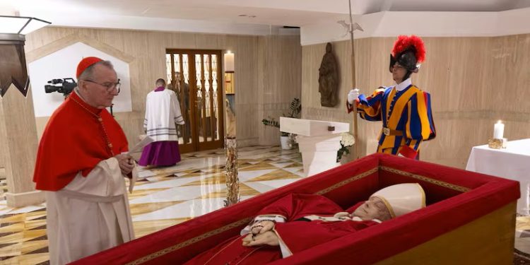 সেন্ট পিটার্স ব্যাসিলিকার সামনে শনিবার পোপের শেষকৃত্য