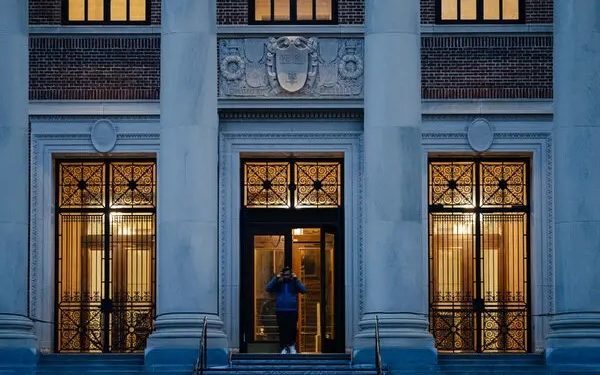 ট্রাম্প প্রশাসনের নির্দেশ না মানায় হার্ভার্ড বিশ্ববিদ্যালয়ের অনুদান স্থগিত