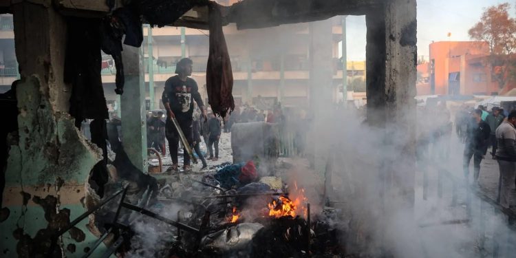 ইসরাইলের হামলায় আগুনে পুড়ে গাজায় নিহত ১১