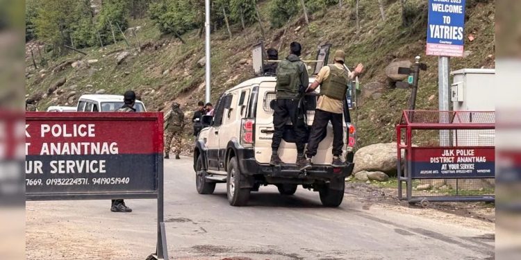 কাশ্মীরে হামলা: অল্পের জন্য রক্ষা পেলেন কেরালা হাইকোর্টের ৩ বিচারপতি