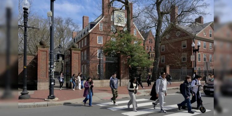 বিদেশি শিক্ষার্থী ভর্তির অধিকার হারালো হার্ভার্ড