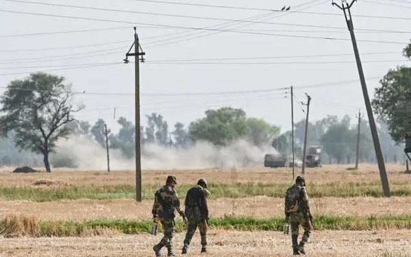 পাকিস্তানের হামলায় ভারতে নিহত ১০, আহত ৩০