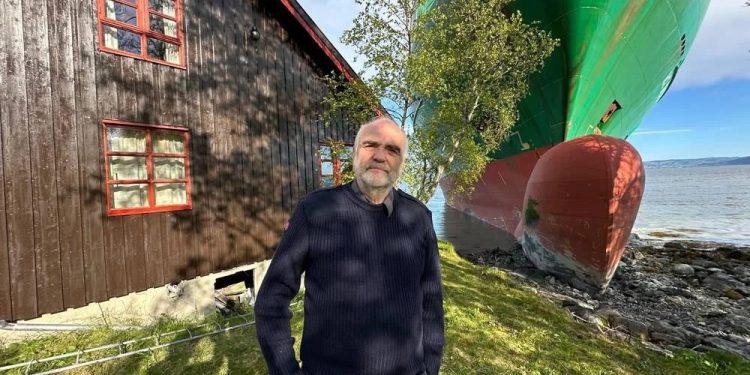 ঘুম থেকে উঠেই বাসার সামনে দেখল বড় কার্গো জাহাজ