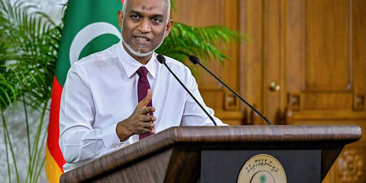 টানা ১৫ ঘণ্টা সংবাদ সম্মেলন করে রেকর্ড গড়লেন মুইজ্জু