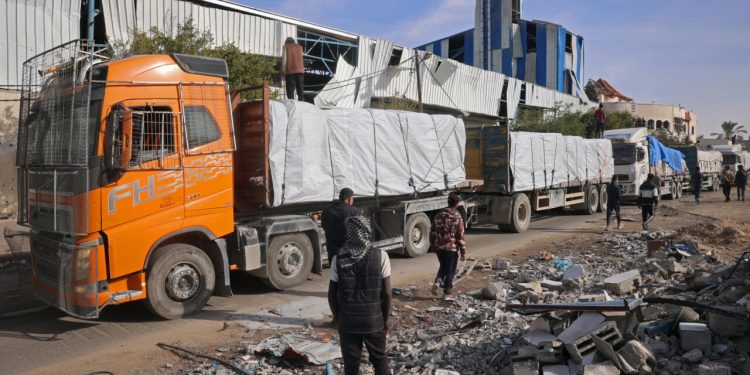 অবশেষে গাজায় প্রবেশ করছে ত্রাণবাহী ট্রাক
