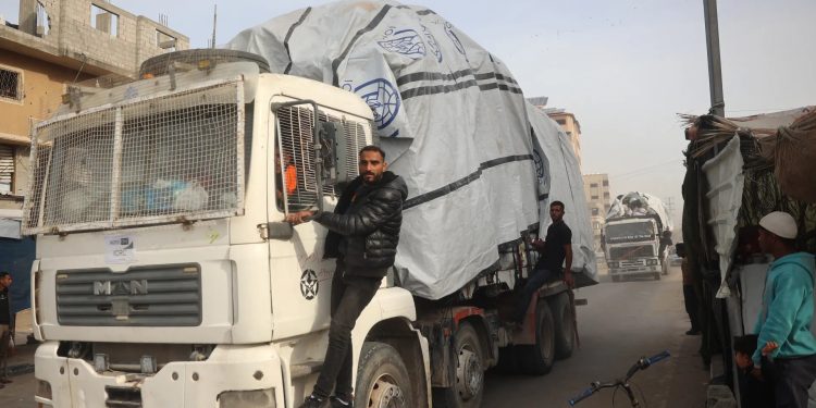 এবার ত্রাণবাহী ট্রাক রক্ষাকারী ফিলিস্তিনিদের হত্যা করল ইসরাইল