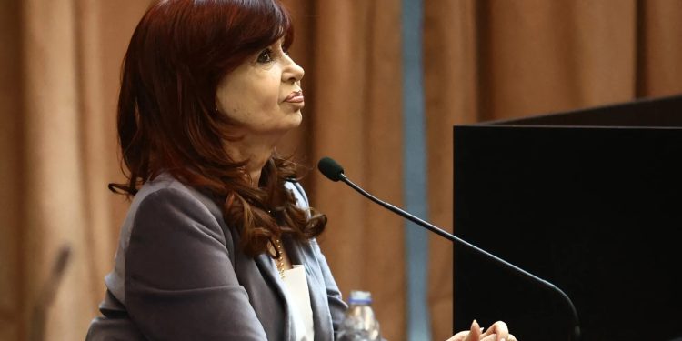 রাজনীতিতে আজীবন নিষিদ্ধ আর্জেন্টিনার সাবেক প্রেসিডেন্ট