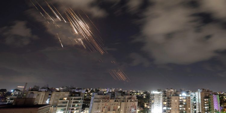 জবাব দিচ্ছে ইরান, ইসরাইল লক্ষ্য করে ক্ষেপণাস্ত্র নিক্ষেপ