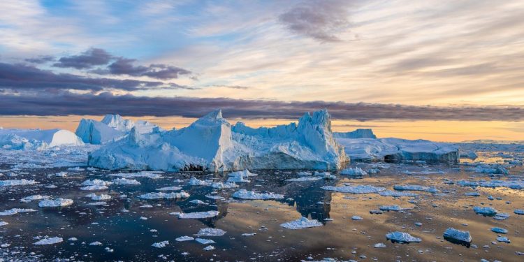 তাপপ্রবাহে দ্রুত গলছে গ্রিনল্যান্ডের বরফ, সমুদ্রপৃষ্ঠ বৃদ্ধির বড় শঙ্কা
