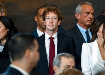 ওভাল অফিস থেকে জাকারবার্গকে ‘বের করে দেওয়া’ নিয়ে বিতর্ক