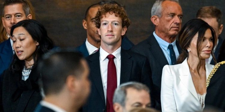 ওভাল অফিস থেকে জাকারবার্গকে ‘বের করে দেওয়া’ নিয়ে বিতর্ক