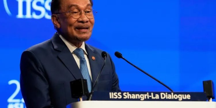 আনোয়ার ইব্রাহিমের পদত্যাগ দাবিতে উত্তাল মালয়েশিয়া