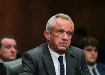 মার্কিন স্বাস্থ্যমন্ত্রীর বিরুদ্ধে মামলা