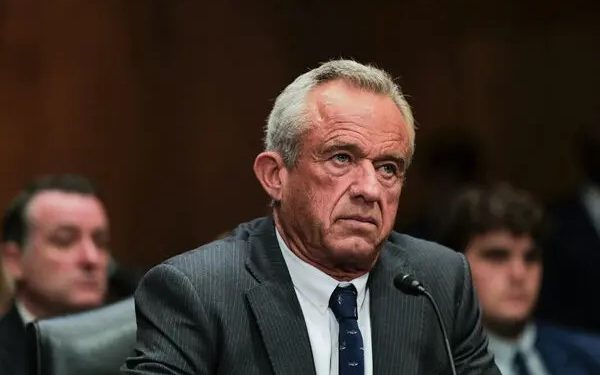 মার্কিন স্বাস্থ্যমন্ত্রীর বিরুদ্ধে মামলা