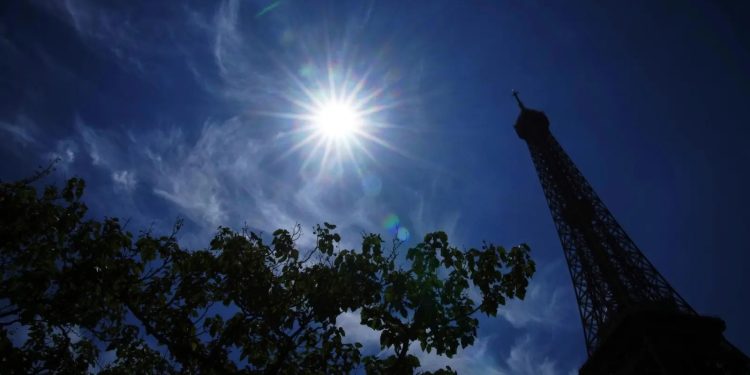 প্রচণ্ড গরমে প্যারিসে আইফেল টাওয়ার বন্ধ