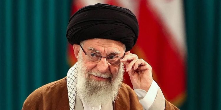 ‘যুদ্ধকক্ষ থেকে নিজেই লড়াইয়ের নেতৃত্ব দিয়েছেন খামেনি’