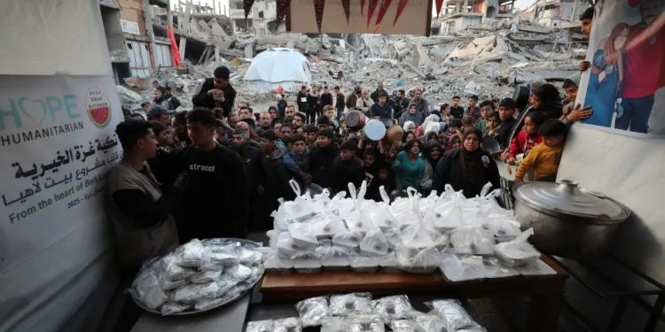 অবশেষে গাজায় ত্রাণ পাঠানোর অনুমতি দিল ইসরাইল