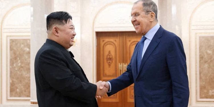 রুশ পররাষ্ট্রমন্ত্রীকে কিম জং উনের ‘উষ্ণ অভ্যর্থনা’