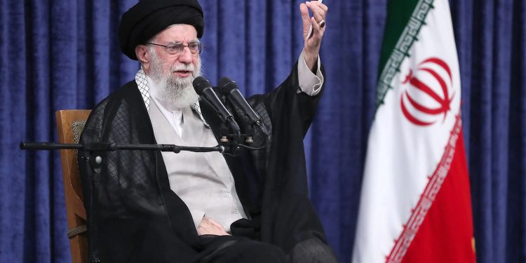 ইসরাইলকে যুক্তরাষ্ট্রের ‘শেকলে বাঁধা কুকুর’ আখ্যা দিলেন খামেনি