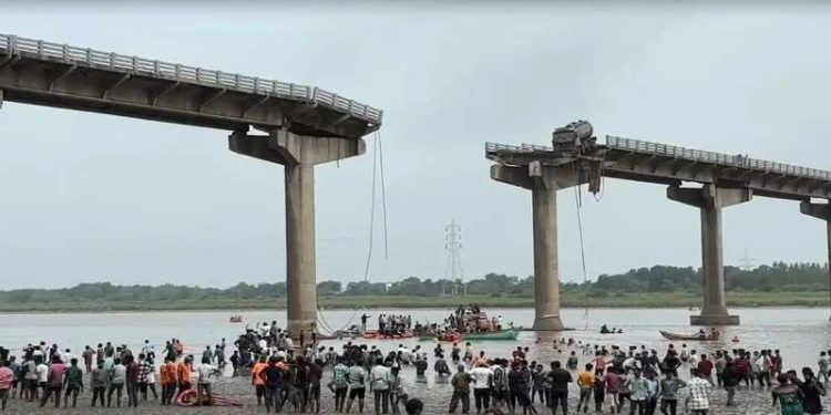 ভারতে সেতু ভেঙে নদীতে পড়ল যানবাহন, নিহত ১০