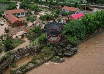 চীনে ভয়াবহ বন্যার মধ্যে ভূমিধসে ৬ জনের মৃত্যু, নিখোঁজ ১০