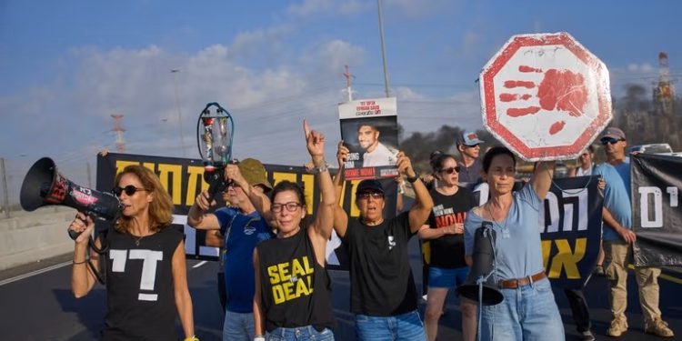 গাজায় যুদ্ধবিরতির দাবিতে ইসরাইলে বিক্ষোভ, সড়ক অবরোধ