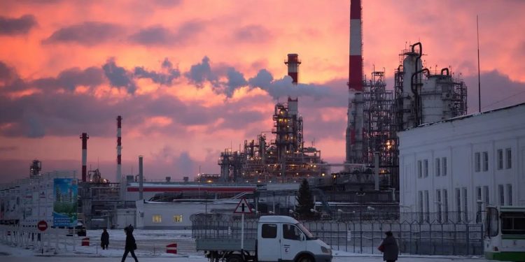 রাশিয়ার একাধিক জ্বালানি স্থাপনায় ইউক্রেনের হামলা, পেট্রলের দামে রেকর্ড