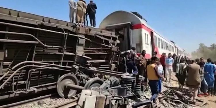 মিশরে যাত্রীবাহী ট্রেন লাইনচ্যুত হয়ে ৩ জন নিহত, বহু আহত