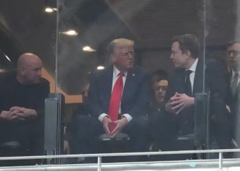 বিরোধ পেছনে ফেলে অবশেষে হাত মেলালেন ডোনাল্ড ট্রাম্প-ইলন মাস্ক