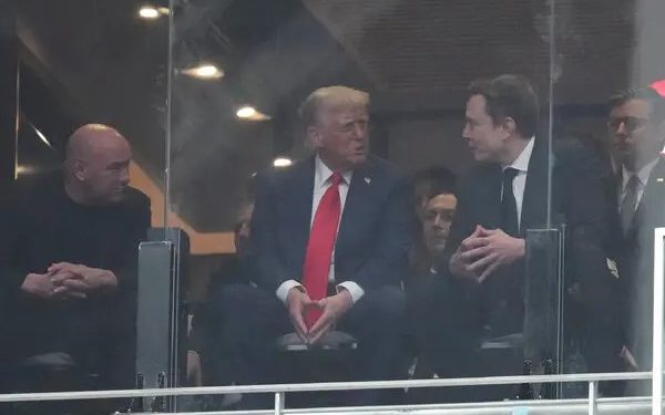 বিরোধ পেছনে ফেলে অবশেষে হাত মেলালেন ডোনাল্ড ট্রাম্প-ইলন মাস্ক