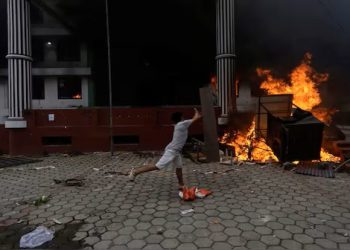 বিক্ষোভকারীদের দেওয়া আগুনে নেপালের সাবেক প্রধানমন্ত্রীর স্ত্রীর মৃত্যু