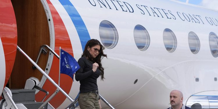 সরকারি টাকায় ব্যক্তিগত বিমান কিনে তোপের মুখে মার্কিন স্বরাষ্ট্রমন্ত্রী