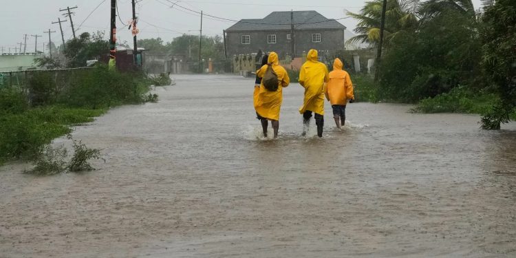 জ্যামাইকা তছনছ করে ধেয়ে যাচ্ছে ‘মেলিসা’, কিউবায় সতর্কতা