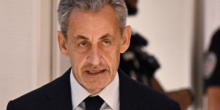 সারকোজির কারাবাস শুরু মঙ্গলবার, বই লিখবেন কারাগারে