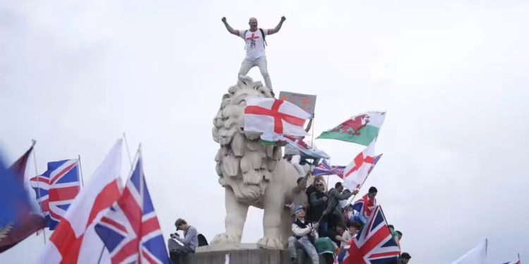 ব্রিটেনে নতুন অভিবাসন নীতি, অনিশ্চিত অপেক্ষায় ১৭ লাখ অভিবাসী