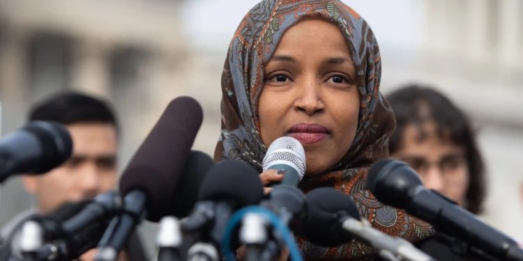 ইলহান ওমরকে দেশ ছাড়তে বললেন ট্রাম্প