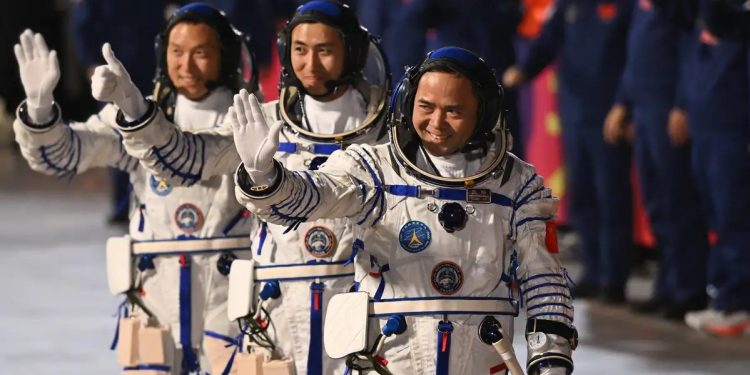এবার মহাকাশে সবচেয়ে কম বয়সি নভোচারী ও ৪ ইঁদুর পাঠাল চীন