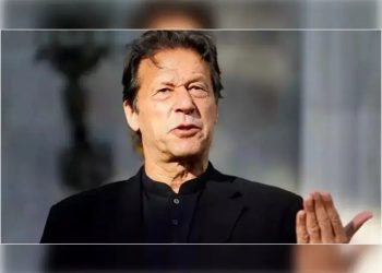 বেঁচে আছেন ইমরান খান, দেশ ছাড়তে চাপ দিচ্ছে সরকার: পিটিআই নেতা