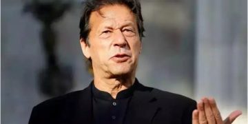 বেঁচে আছেন ইমরান খান, দেশ ছাড়তে চাপ দিচ্ছে সরকার: পিটিআই নেতা