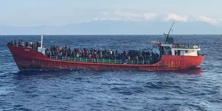 গ্রিসের উপকূলে নৌকাডুবে নিহত ১৮