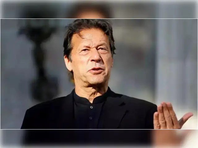 বেঁচে আছেন ইমরান খান, দেশ ছাড়তে চাপ দিচ্ছে সরকার: পিটিআই নেতা