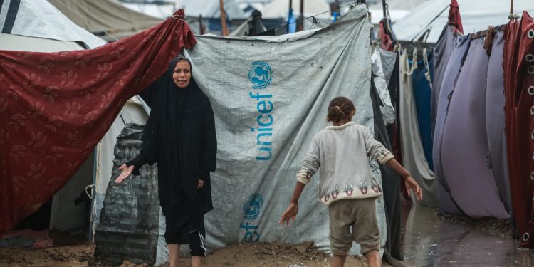 গাজায় তীব্র শীতে চরম দুর্ভোগ, তবুও ঢুকতে দেওয়া হচ্ছে না ত্রাণ: জাতিসংঘের সংস্থা