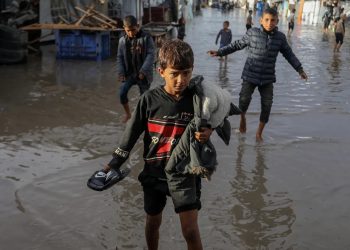 গাজায় ভারী বৃষ্টিপাতে দুর্ভোগ চরমে, হাজার হাজার তাঁবু প্লাবিত