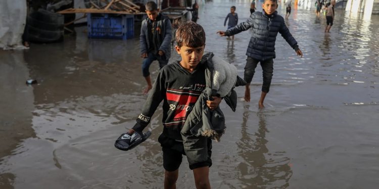 গাজায় ভারী বৃষ্টিপাতে দুর্ভোগ চরমে, হাজার হাজার তাঁবু প্লাবিত