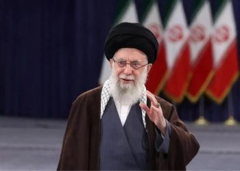 খামেনির দিকে হাত বাড়ালে সেই হাত কেটে ফেলা হবে: ইরান সেনাবাহিনী